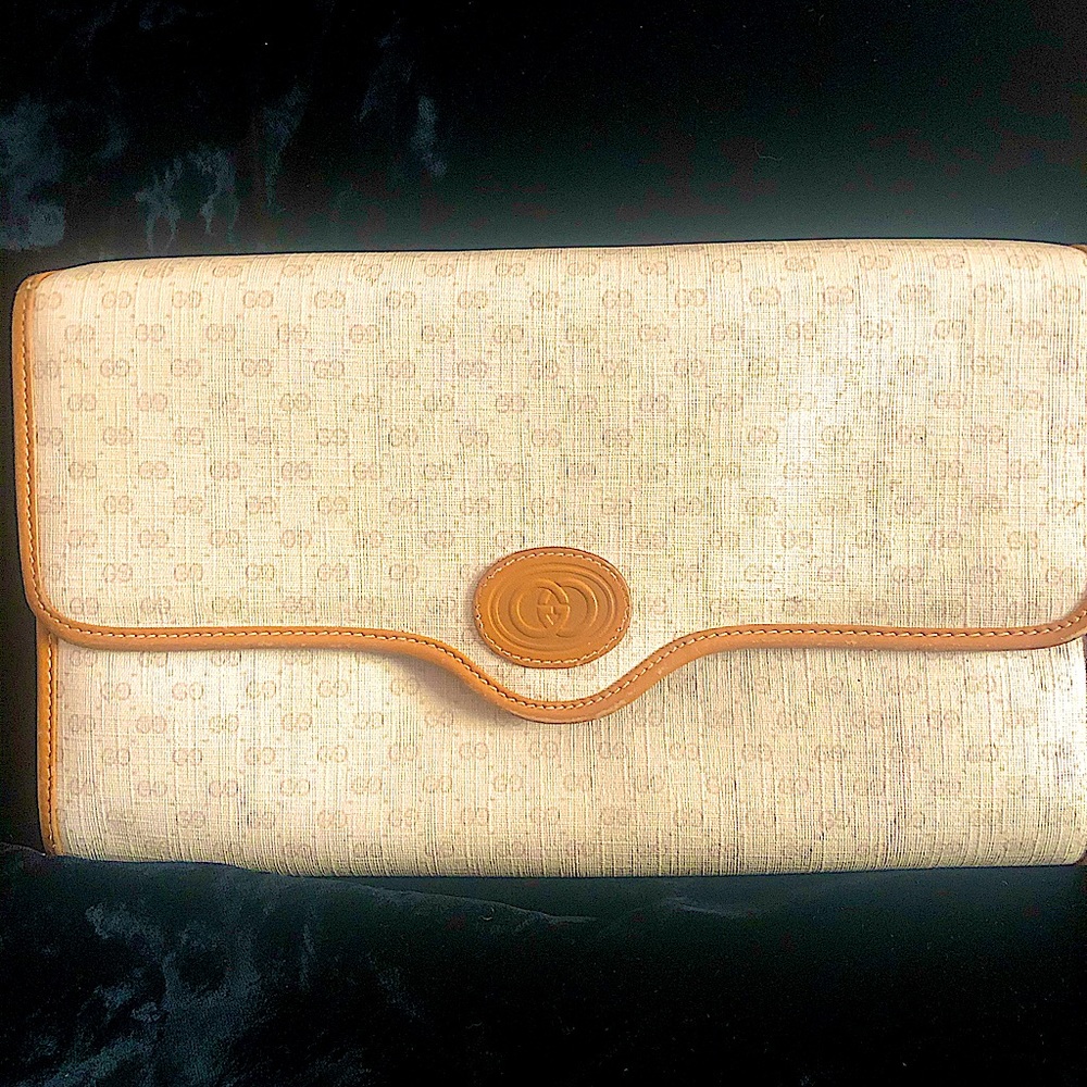 Gucci Beige Monogram Canvas Clutch with Tan Leather Trim - Picture 2 of 16